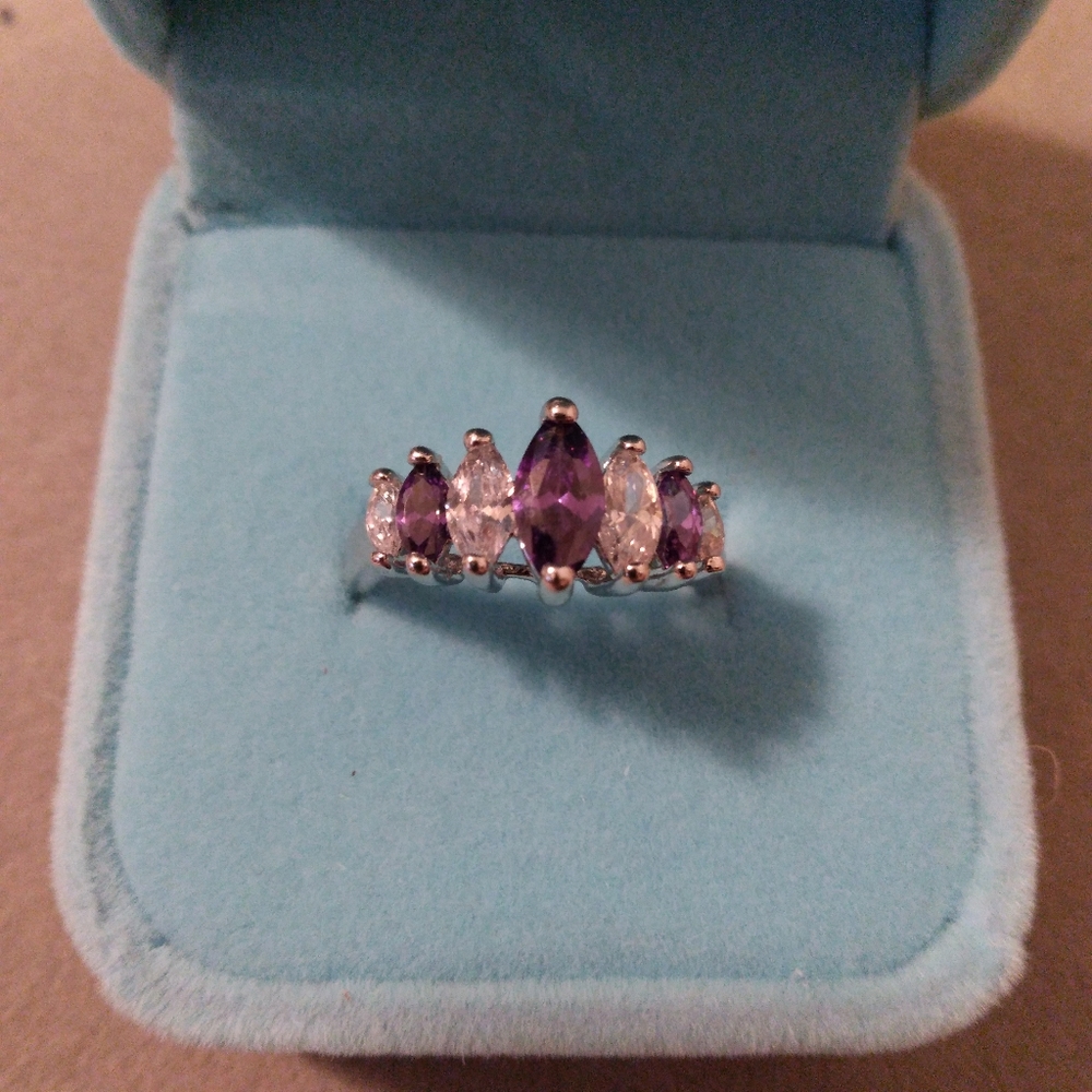 Gorgeous womens ring size 6.5 purple and clear stones silvertone